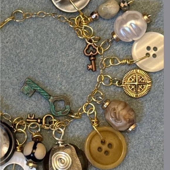 Unique vintage Button and Charm Bracelet with pearl and keys semi precious stone - Picture 4 of 10